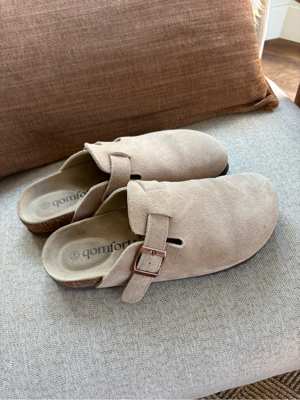 qomfort Suede Slip-On Clogs in Light Taupe